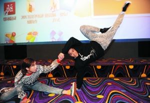 《狂舞派》两位演员昨日在广州看片会上现场秀舞技，博得满堂彩 信息时报记者 朱元斌 摄