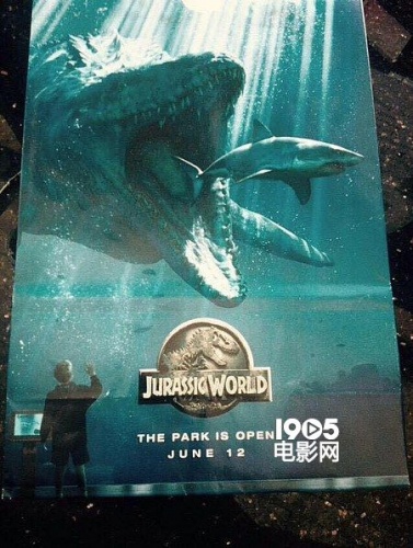《侏罗纪世界》新海报曝光 巨兽沧龙吞噬大白鲨(图1)