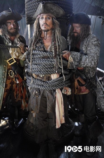 《加勒比海盗5》曝首张剧照 船长德普惨被劫持(图1)