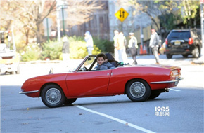 《超级名模2》拍高难度动作戏 小红车连续翻滚