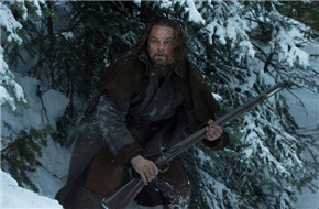 《荒野猎人》曝新宣传照 莱昂纳多风雪中举猎枪