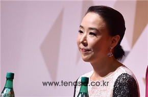 姜受延获年度女性电影人奖 为韩国电影做贡献