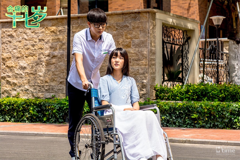 王力宏阿sa进组拍摄《会痛的十七岁》 徐娇“受伤”坐轮椅(图2)