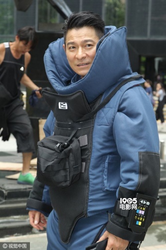《拆弹专家》拍摄探班 刘德华穿70磅装备超敬业(图1)