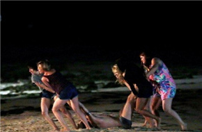 斯嘉丽·约翰逊《晃动那具尸体》片场照 五主演海滩拖舞男尸体