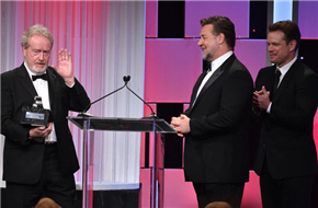 雷德利·斯科特获美国电影艺术奖 马特·达蒙为其颁奖