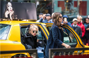 蕾哈娜亮相《八大罗汉》片场 安妮海瑟薇“惊现”出租车顶