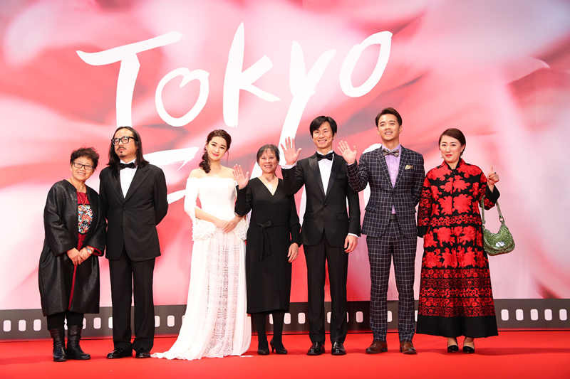 东京电影节红毯现亮点，甄琪贵族风造型成最文艺“晶女郎”(图2)