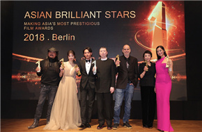 “亚洲璀璨之星”七项大奖柏林颁发，中国电影《芳华》成最大赢家