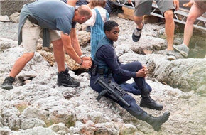 《007无暇死亡》黑人女性007造型曝光 拉什纳·林奇现身片场